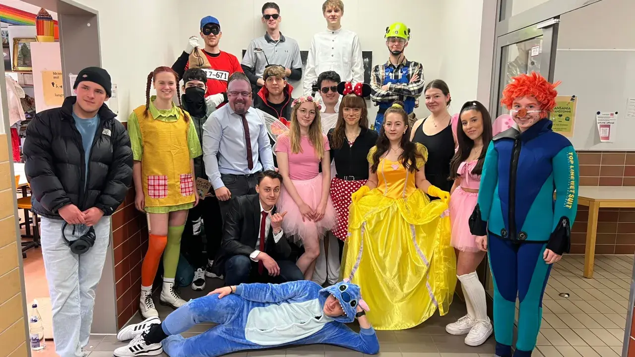 Schüler feiern Mottowoche mit kreativen Kostümen: Prinzessin, Superheld, Taucher und mehr. Tolle Mottowoche Ideen für alle!