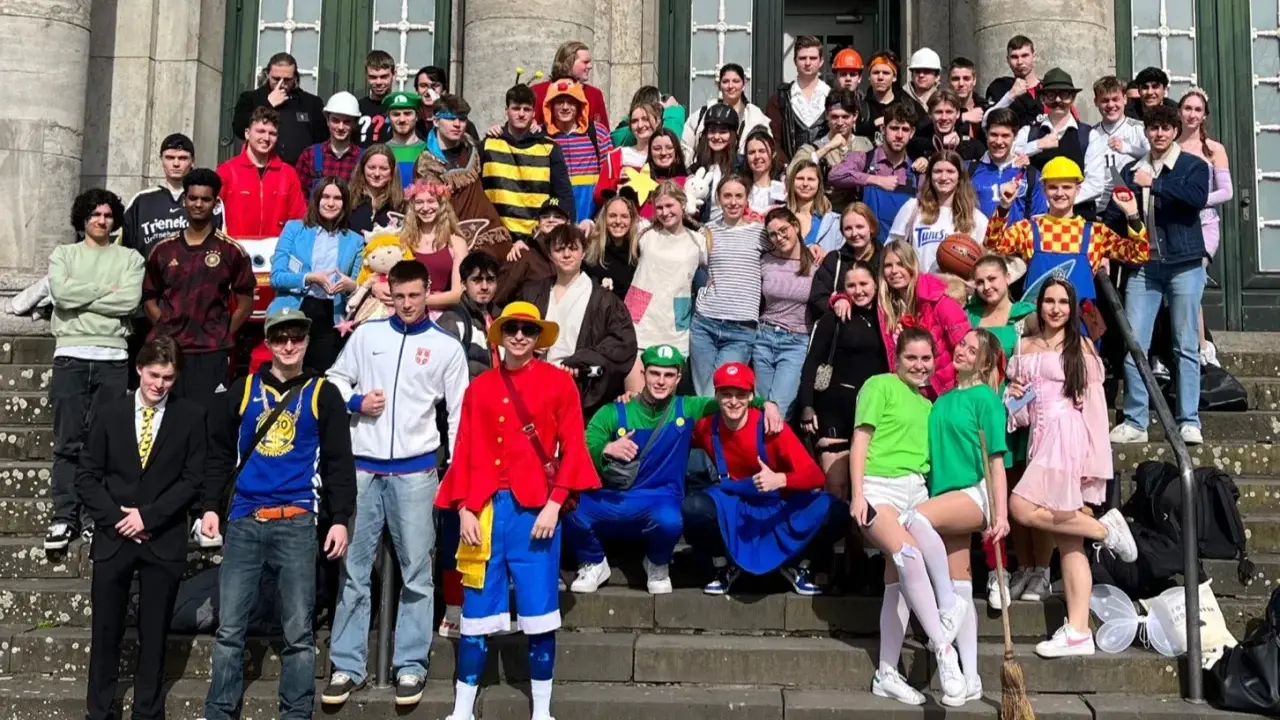 Schüler feiern Mottowoche in bunten Kostümen, darunter Super Mario und ein Pirat.