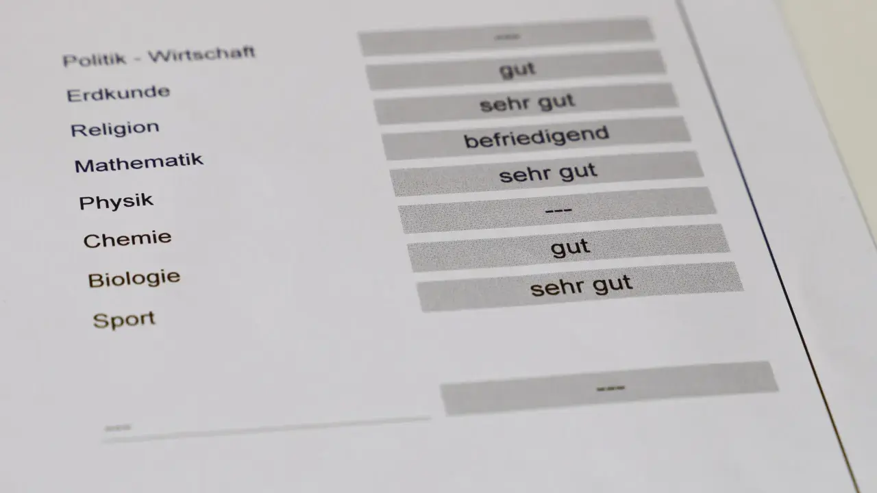 Zeugnis mit Fächern wie Mathematik und Physik. Was ist eine 3+? Hier sind Noten wie "gut" und "sehr gut" aufgeführt.