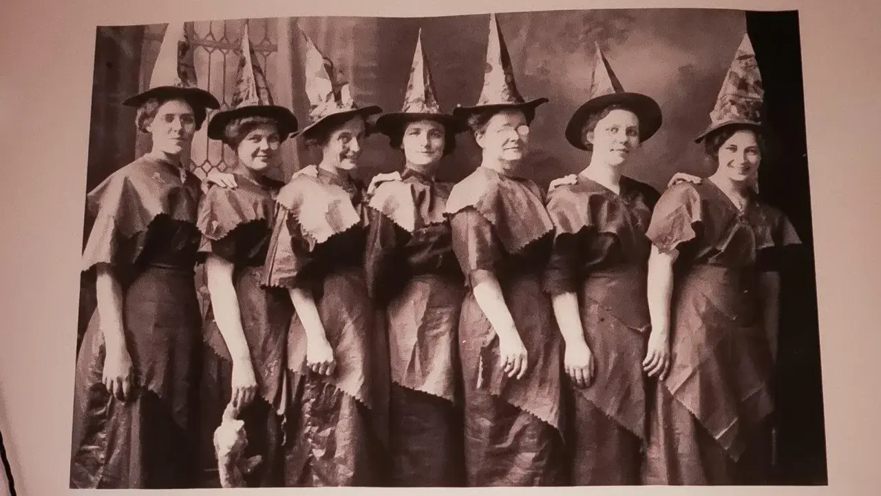 Sieben Frauen in Hexenkostümen, ein Blick auf den Halloween Ursprung.