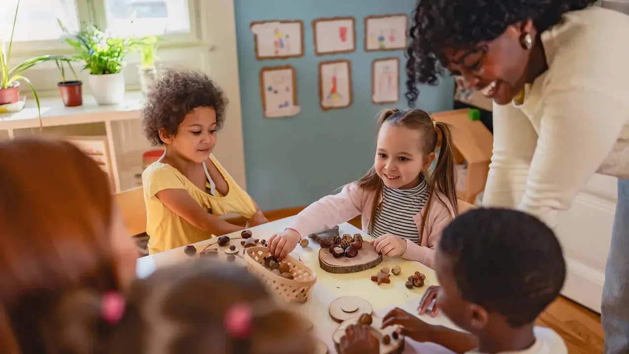 Kinder lernen spielerisch mit Naturmaterialien, ein Beispiel für Freinet Pädagogik.