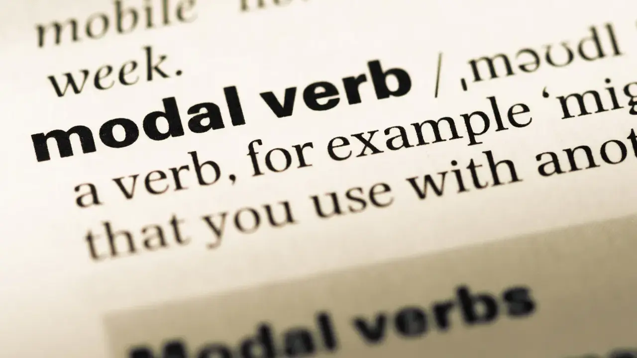 Wörterbuchseite erklärt "modal verb" (Modalverb), ein Verb, das man mit einem anderen Verb benutzt.