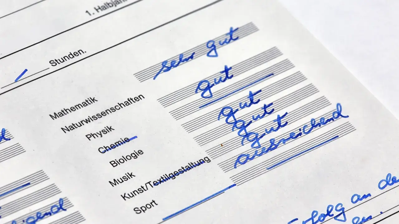 Zeugnis mit Noten wie "sehr gut" und "gut" in verschiedenen Fächern. Gute lernstrategien führen zu solchen Ergebnissen.