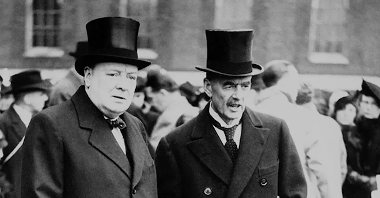 Winston Churchill und Neville Chamberlain, die die Appeasement-Politik kritisierten, tragen Zylinder.