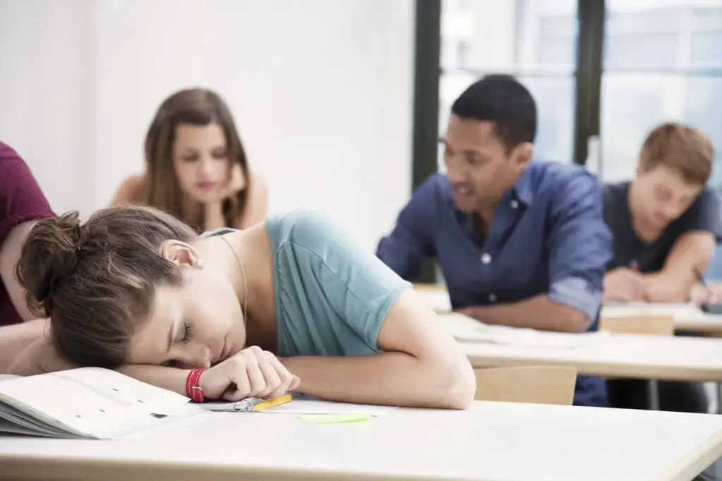 Müde im Unterricht? 10 Tipps, um wach und konzentriert zu bleiben