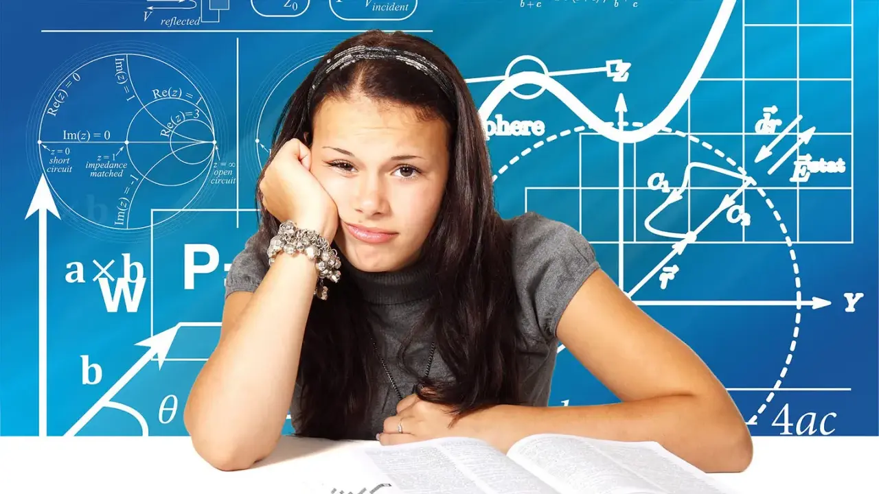 Mädchen mit gelangweiltem Gesichtsausdruck vor Matheformeln. Abi motivationssprüche viel glück!