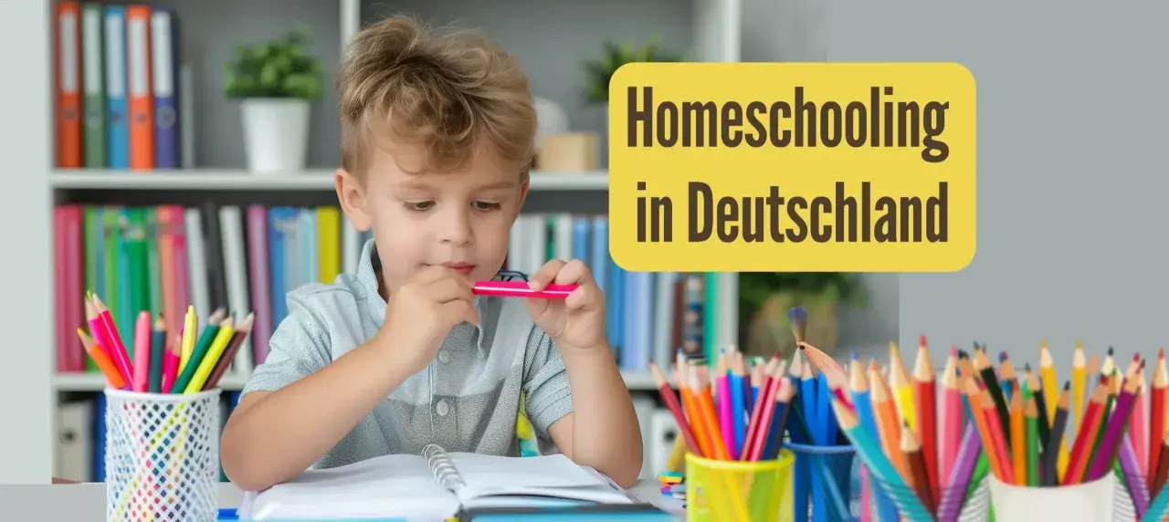 Ein Junge lernt zu Hause. Bunte Stifte und Bücher sind auf dem Tisch. Homeschooling in Deutschland ist eine Option für viele Familien.