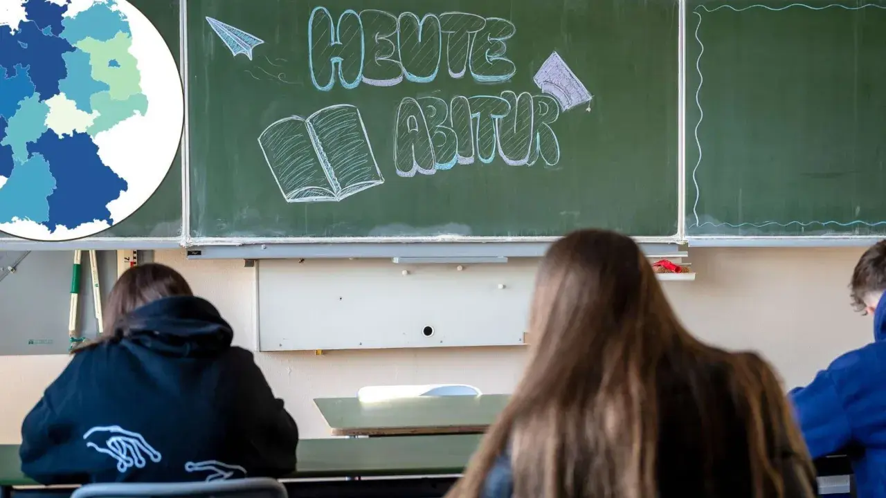 Schüler im Klassenzimmer blicken auf eine Tafel mit der Aufschrift "Heute Abitur". Eine Karte Deutschlands zeigt die **Wertigkeit Abitur Bundesländer Tabelle**.