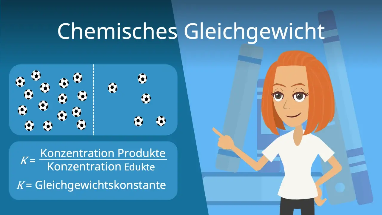 Eine Frau erklärt das chemische Gleichgewicht anhand von Fußballsymbolen und der Gleichgewichtskonstante K.