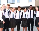 Glückliche Schüler in Deutschland tragen ihre Schuluniformen.