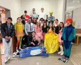 Schüler feiern Mottowoche mit kreativen Kostümen: Prinzessin, Superheld, Taucher und mehr. Tolle Mottowoche Ideen für alle!