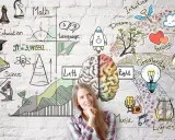 Eine junge Frau blickt nachdenklich auf eine Wand voller Symbole, die verschiedene Aspekte des Denkens und Lernens darstellen. Eine kreative Lernmethode, die Logik und Emotionen verbindet.