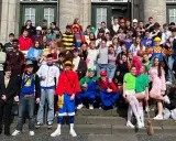 Schüler feiern Mottowoche in bunten Kostümen, darunter Super Mario und ein Pirat.