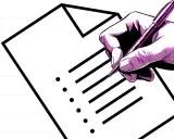 Hand mit Stift erstellt einen Schreibplan auf einem Blatt Papier mit einer Checkliste.