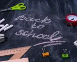 Kreidezeit! Schere, Lineal, Wecker und Büroklammern liegen bereit für spannende Kennenlernspiele und den Schulstart.