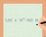 Eine Hand schreibt auf kariertem Papier: 1.00 x 10^-100 M. Dies ist ein Schritt, um den pH-Wert zu berechnen.