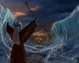 Moses teilt das Meer, um sein Volk zu retten. Die Geschichte Moses in Kurzform, ein Wunder der Natur.