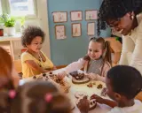 Kinder lernen spielerisch mit Naturmaterialien, ein Beispiel für Freinet Pädagogik.