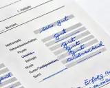 Zeugnis mit Noten wie "sehr gut" und "gut" in verschiedenen Fächern. Gute lernstrategien führen zu solchen Ergebnissen.