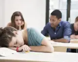 Müde im Unterricht? 10 Tipps, um wach und konzentriert zu bleiben