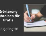Eine Hand schreibt mit einem blauen Stift auf Papier. Ein gutes **Erörterung Beispiel** für Profis.