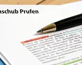 Ein Fülltext mit markierten Sätzen, der die Verwendung von Infinitivgruppen zur Überprüfung des Textes zeigt.