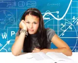 Mädchen mit gelangweiltem Gesichtsausdruck vor Matheformeln. Abi motivationssprüche viel glück!