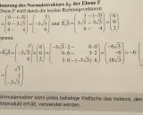 Mathematische Formeln zur Berechnung eines Normalenvektors mit Vektoren und Kreuzprodukt.