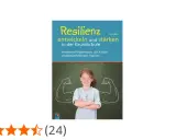 Ein Mädchen mit roten Haaren lächelt vor einer Tafel, auf der stilisierte Muskelarme gezeichnet sind. Das Buchcover "Resilienz entwickeln und stärken in der Grundschule" thematisiert den **growth mindset grundschule**.