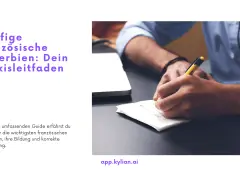 Person schreibt mit gelbem Stift auf Notizblock.