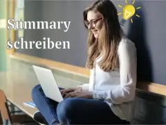 Eine junge Frau mit Brille sitzt im Schneidersitz vor einer Tafel und tippt auf ihrem Laptop. Über ihrem Kopf leuchtet eine Glühbirne – eine Idee für ein Summary-Beispiel!