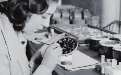Eine junge Frau malt Zifferblätter, eine der vielen "Radium Girls", die mit leuchtender Farbe arbeiteten.