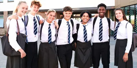 Glückliche Schüler in Deutschland tragen ihre Schuluniformen.