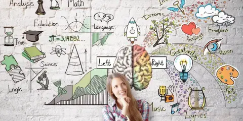 Eine junge Frau blickt nachdenklich auf eine Wand voller Symbole, die verschiedene Aspekte des Denkens und Lernens darstellen. Eine kreative Lernmethode, die Logik und Emotionen verbindet.