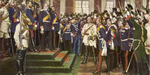 Feierliche Proklamation des Deutschen Kaiserreiches 1871 im Spiegelsaal von Versailles. Militärs in Uniformen und mit Säbeln.