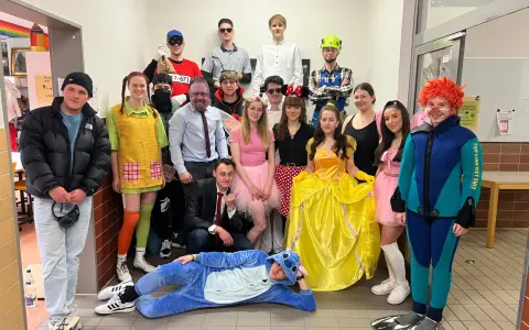 Schüler feiern Mottowoche mit kreativen Kostümen: Prinzessin, Superheld, Taucher und mehr. Tolle Mottowoche Ideen für alle!
