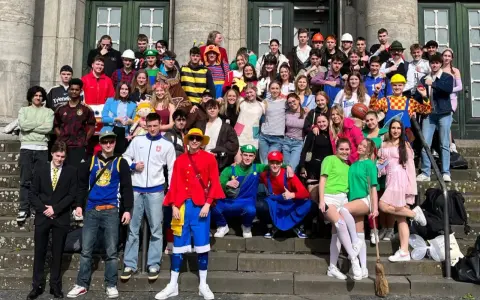 Schüler feiern Mottowoche in bunten Kostümen, darunter Super Mario und ein Pirat.
