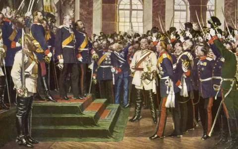 Feierliche Proklamation des Deutschen Kaiserreiches 1871 im Spiegelsaal von Versailles. Militärs in Uniformen und mit Säbeln.