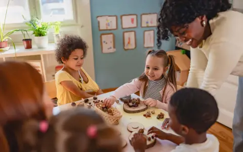 Kinder lernen spielerisch mit Naturmaterialien, ein Beispiel für Freinet Pädagogik.