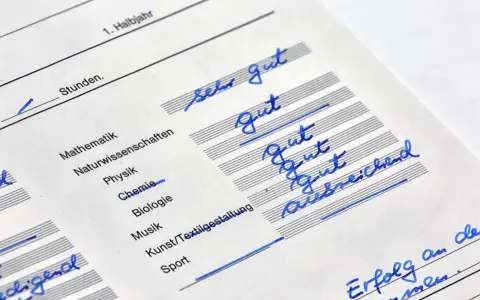 Zeugnis mit Noten wie "sehr gut" und "gut" in verschiedenen Fächern. Gute lernstrategien führen zu solchen Ergebnissen.