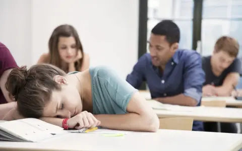 Müde im Unterricht? 10 Tipps, um wach und konzentriert zu bleiben