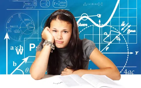 Mädchen mit gelangweiltem Gesichtsausdruck vor Matheformeln. Abi motivationssprüche viel glück!