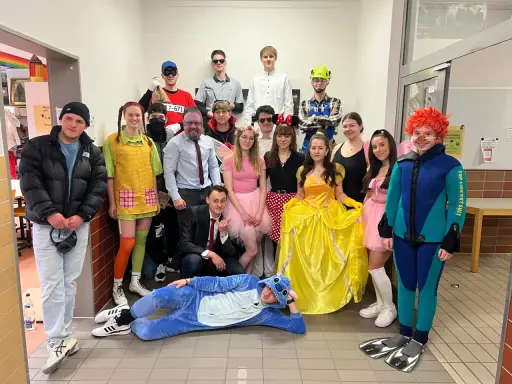 Schüler feiern Mottowoche mit kreativen Kostümen: Prinzessin, Superheld, Taucher und mehr. Tolle Mottowoche Ideen für alle!