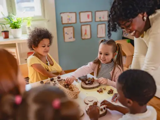 Kinder lernen spielerisch mit Naturmaterialien, ein Beispiel für Freinet Pädagogik.