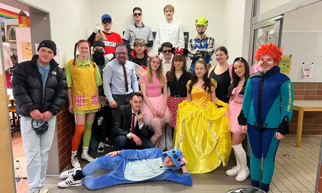 Schüler feiern Mottowoche mit kreativen Kostümen: Prinzessin, Superheld, Taucher und mehr. Tolle Mottowoche Ideen für alle!