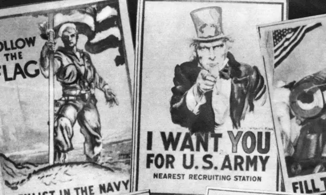 Rekrutierungsplakate aus dem Epochenjahr 1917: "Follow the Flag" mit Matrose, "I Want You for U.S. Army" mit Uncle Sam und weitere patriotische Aufrufe.