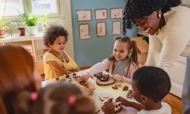 Kinder lernen spielerisch mit Naturmaterialien, ein Beispiel für Freinet Pädagogik.