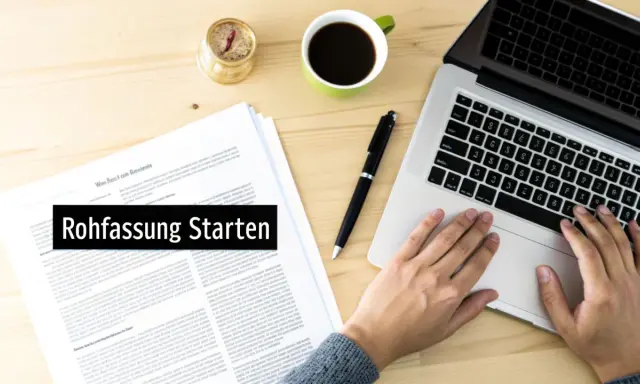 Hände tippen auf Laptop, daneben liegen Dokumente und Kaffee. So wie hier, kann man eine Gedichtinterpretation beginnen.