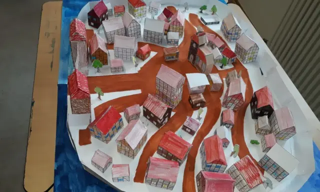 Modell einer mittelalterlichen Stadt, erstellt von Schülern der 7. Klasse. Ein lebendiges Bild vom Leben im Mittelalter.