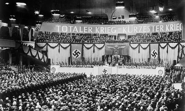 Große Menschenmenge im Sportpalast, die der Sportpalastrede zuhört. Banner verkündet "Totaler Krieg".